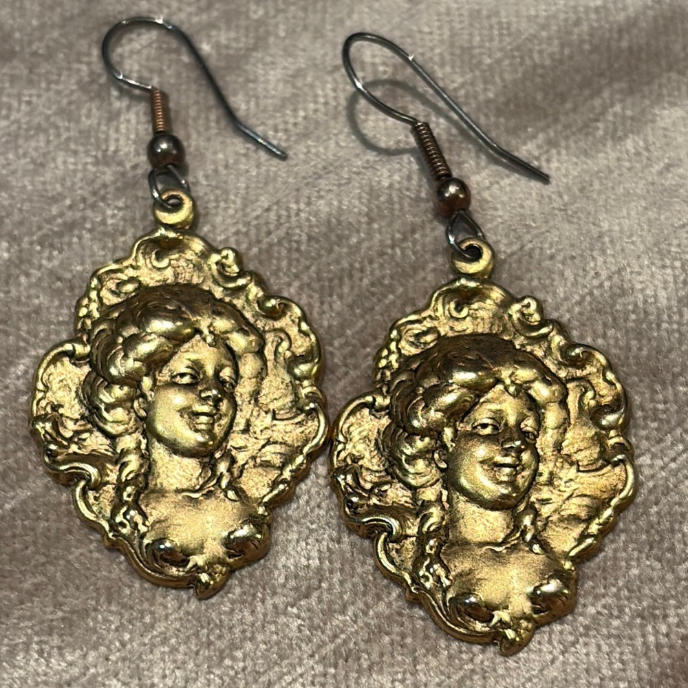 Vintage Gold Marie Antoinette Cameo Style Earrings - Picture 1 of 4